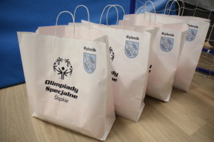 Papierowe torby upominkowe z logo Olimpiad Specjalnych oraz logo Miasta Rybnika.