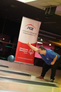 Zawodnik KOS Promyk Rybnik podczas gry w bowling.