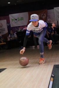 Zawodnik KS Silesia Rybnik podczas gry w bowling.