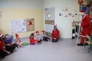 Grupa przedszkolaków podczas odwiedzin Mikołaja.