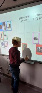 Uczeń podczas tematycznego zadania przy tablicy interaktywnej w ramach tematu Dzień Górnika.