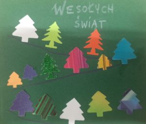 kartka bożonarodzeniowa z kolorowymi choinkami i napisem wesołych świat.