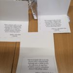 Kartki bożonarodzeniowe prezentowane z tekstem żyzceń