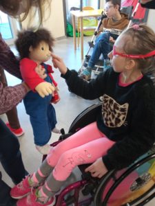 Uczennica podczas aktywności z lalką terapeutyczna Ephaty Dolls.