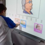 Uczeń wykonujący tematyczne zadanie "Babcia/PCS" na tablicy interaktywnej.