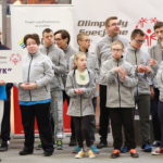 Ekipa sportowców KOS PROMYK Rybnik podczas ceremonii otwarcia zawodów lekkoatletycznych.
