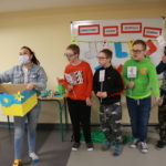 Uczniowie podzcas aktywności nawiązującej do Dnia kolorowej Skarpetki.