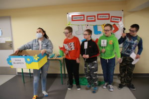 Uczniowie podzcas aktywności nawiązującej do Dnia kolorowej Skarpetki.