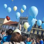 Uczetsnicy spotjknia z okazji Światowego Dnia Zespołu DOwna puszający do nieba balony w kolorach ukraińskiej flagi narodowej.