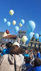 Uczetsnicy spotjknia z okazji Światowego Dnia Zespołu DOwna puszający do nieba balony w kolorach ukraińskiej flagi narodowej.