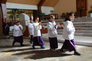 Ministranci podczas rozpoczęcia szkolnej mszy św.