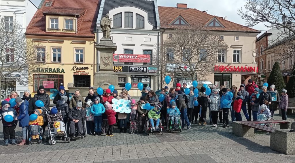 Niebieski spacer w ramach Światowego Dnia Świadomości Autyzmu 2022