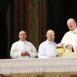 Ksiądz oraz szafarze podczas mszy św. dni integracji.