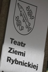 Logo rybnika oraz napis Teatr Ziemi Rybnickiej.