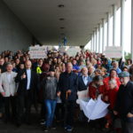 Zdjęcie grupowe uczestników V Rybnickich Dni Integracji na schodach TZR.
