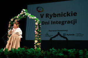 Podopieczna podczas wokalnego występu w ramach V Rybnickich Dni Integracji