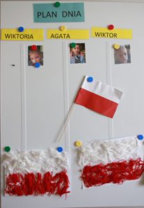Gazetka ścienna prezentująca prace uczniów o tematyce flagi narodowej.