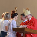 Rodzic oraz dyrekcja podczas podziękowań składanych na ręce biskupa.