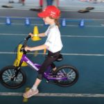 Młody Sportowiec podczas jazdy na rowerze biegowym