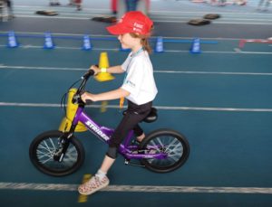 Młody Sportowiec podczas jazdy na rowerze biegowym