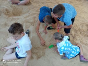 Uczestnicy półkolonii podczas zabawy w piaskownicy.