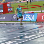Uczestnik biegu na 60 m z OSŚ podczas biegu.