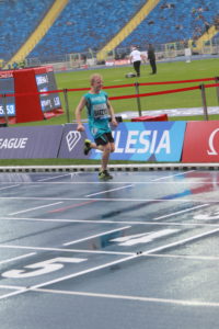 Uczestnik biegu na 60 m z OSŚ podczas biegu.