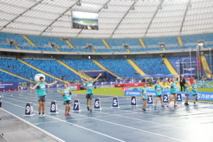 Uczestnicy Memoriału Kamili Skolimowskiej z OSŚ na starcie biegu na 60 m.