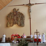 Biskup, proboszcz, katecheta, ministranci na tle ołtarza podczas mszy św.