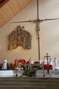 Biskup, proboszcz, katecheta, ministranci na tle ołtarza podczas mszy św.