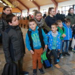 Pierwszoklasiści wraz z wychowawcami podczas mszy św. w oczekiwaniu na poświęcenie plecaków.