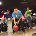 Zawodnik bowlingu podczas gry.