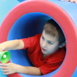 Młody sportowiec podczas aktywności w tunelu.