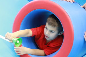 Młody sportowiec podczas aktywności w tunelu.