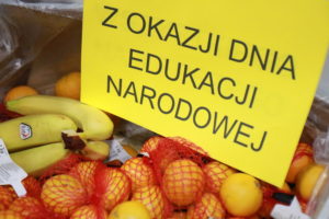 Pudełko z owocami z etykietą " z okazji dnia edukacji narodowej".