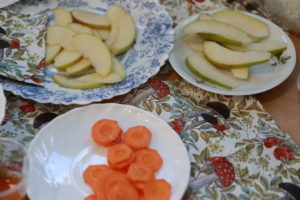 Talerzyki z pokrojonymi owocami i warzywami.