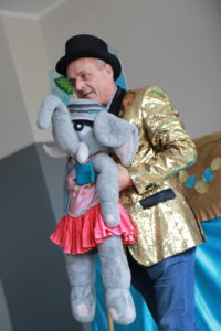 Aktor prezentujący kukiełkę słonia.