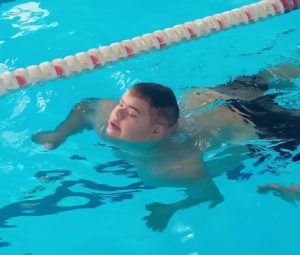 Podopieczny podczas nauki pływania.