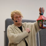 Prowadząca lekcję muzealną prezentująca lampion roratni.