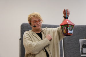 Prowadząca lekcję muzealną prezentująca lampion roratni.