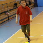 Uczestnik turnieju podczas prowadzenia piłki noga.