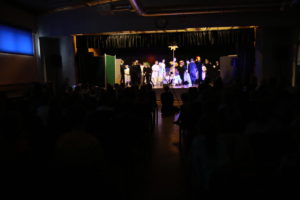 Zespół BAj podczas występu - przedstawienia jasełkowego na scenie.