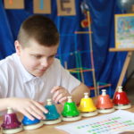 Uczeń podczas gry na dzwonkach tonalnych.