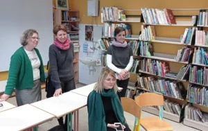 Uczstnicy projektu Erasmus zwiedzający klasę w szkole specjalnej.