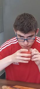 Uczeń pijący koktajl arbuzowy.