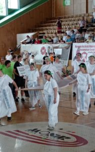 Poczet flagowy w strojach greckich podczas ceremonii otwarcia zawodów.