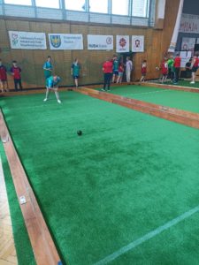 Zawodnicy podczas gry w bocce na hali sportowej.