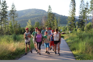 Grupa zawodników podczas spacer w terenie górskim.