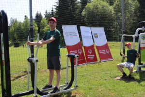 Zawdonik na orbitreku w siłowni plenerowej.