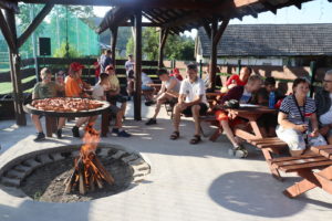 Uczestnicy obozu podczas grillowej imprezy plenerowej.